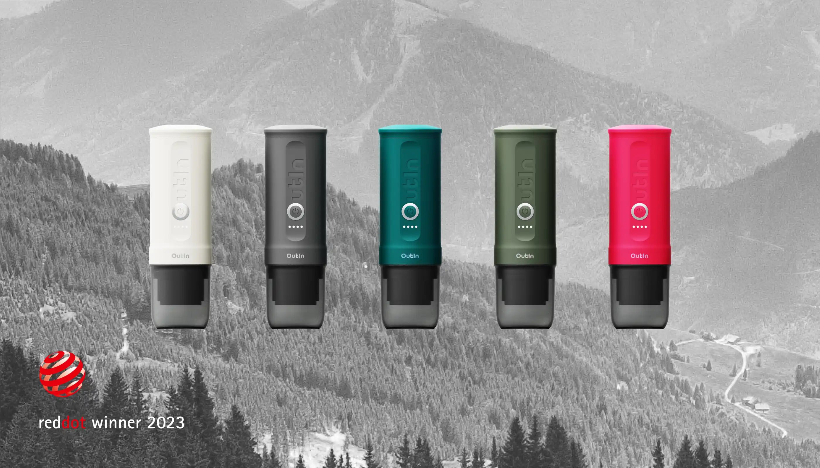 Fünf tragbare Kaffeebrüher in Weiß, Grau, Blaugrün, Grün und Pink vor Bergkulisse.