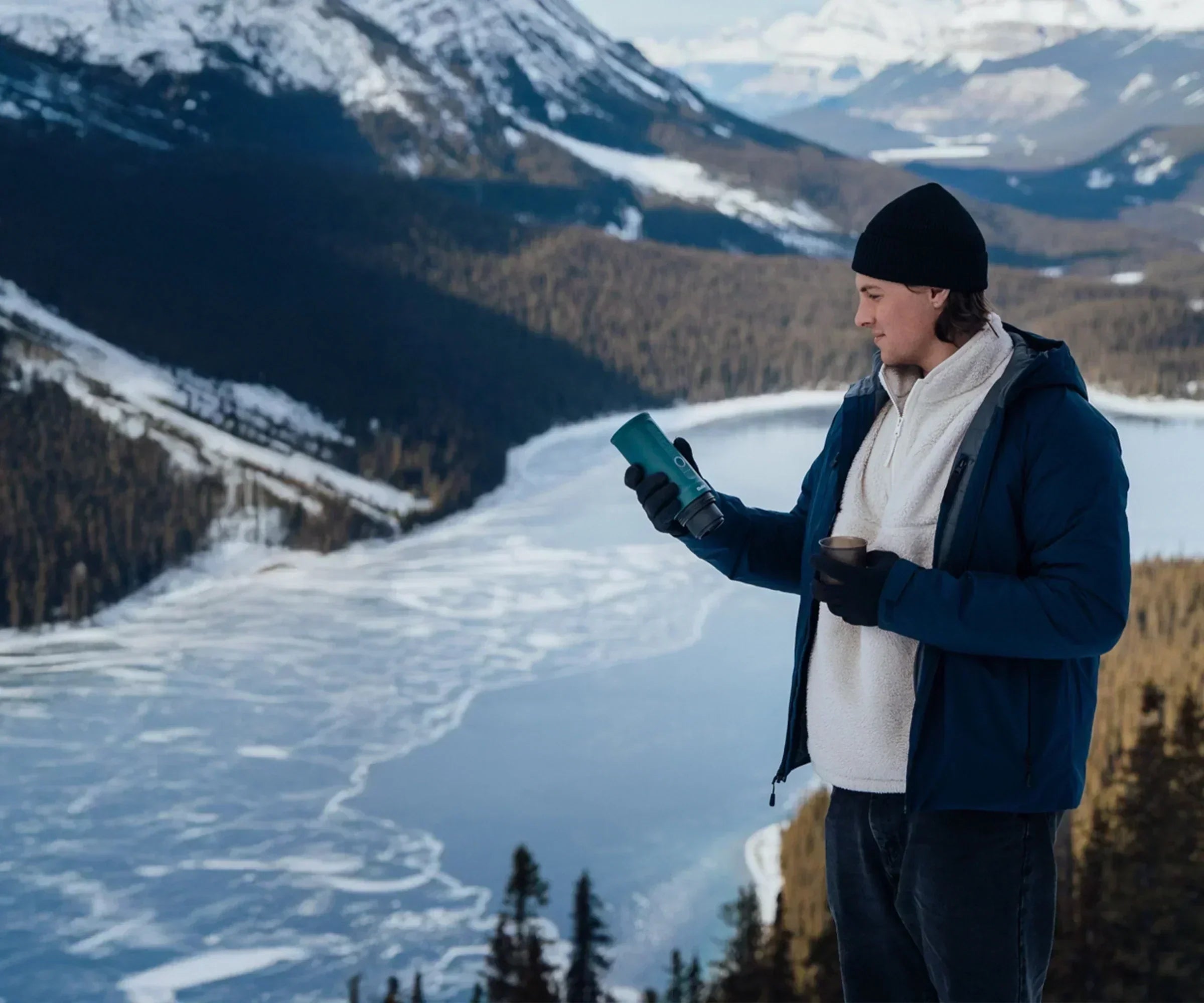 Wie man Kaffee beim Camping ohne Feuer zubereitet
