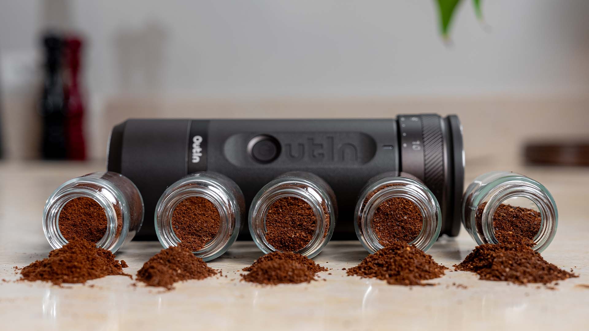Die tragbare Kaffeemühle von Outin bietet fünf Mahlgrade von grob bis fein für die Zubereitung von Espresso.