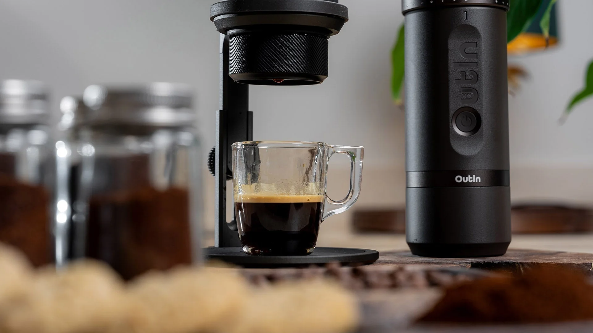 OutIn Fino tragbare elektrische Kaffeemühle und frisch gebrühter Kaffee