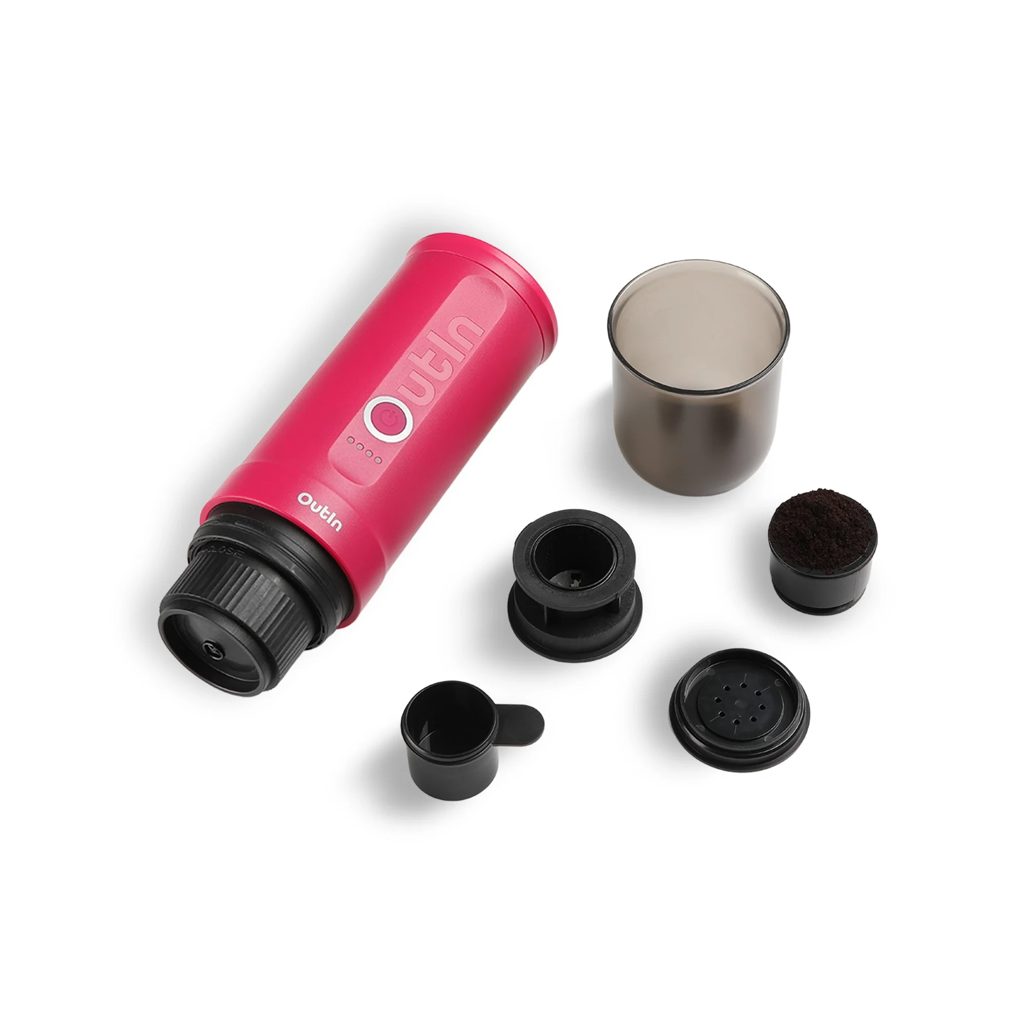 Rote OutIn Nano Espressomaschine mit Zubehör: Tasse, Löffel, Kaffeefilter und Mahlgut.