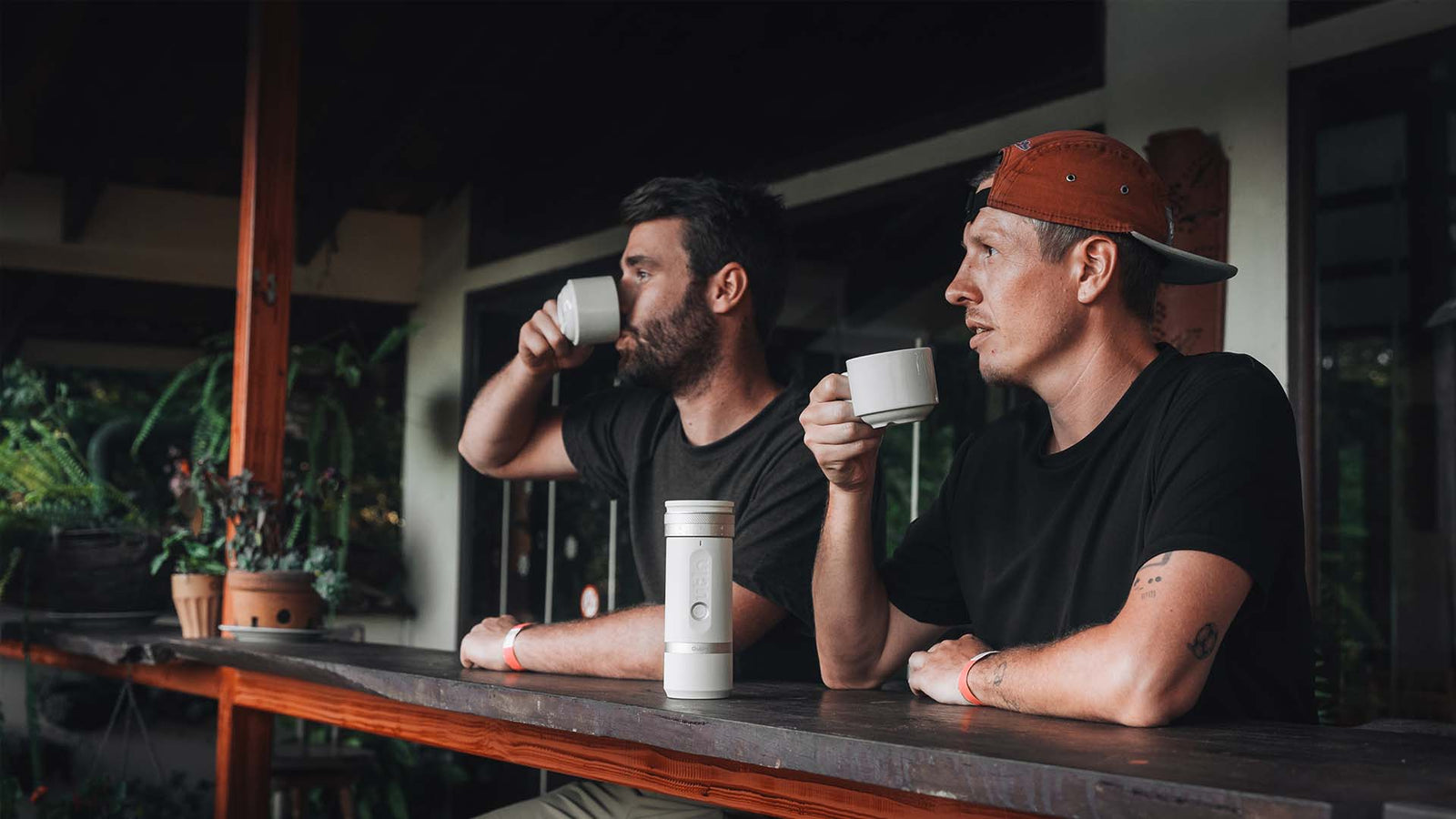 Zwei Männer trinken den Cowboy-Kaffee.