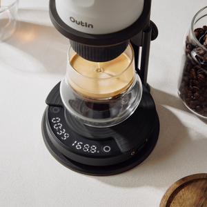 Outin Claro Coffee Scale brewing espresso into glass